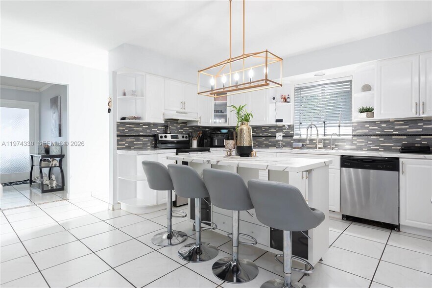 Building Photo - 5640 Hayes St