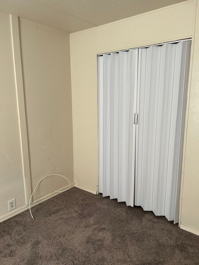 Building Photo - 2 bedroom 1 bath Charming  Mobile Home Mar...