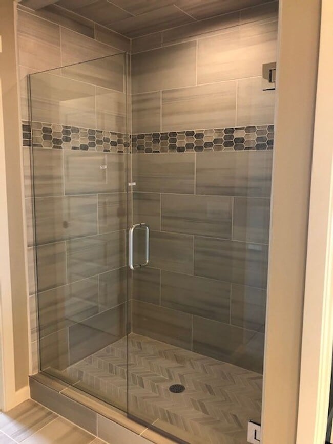 Building Photo - Like New Townhouse