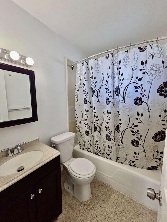 Building Photo - 517 SW 9th St