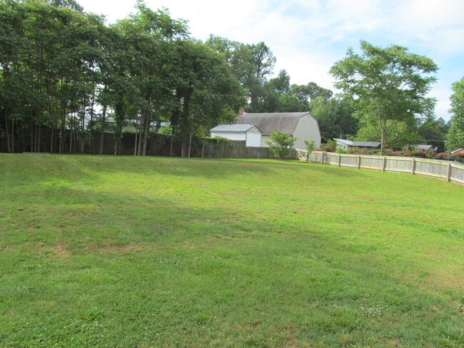 Building Photo - Brick Ranch in Rural Hall with fenced back...