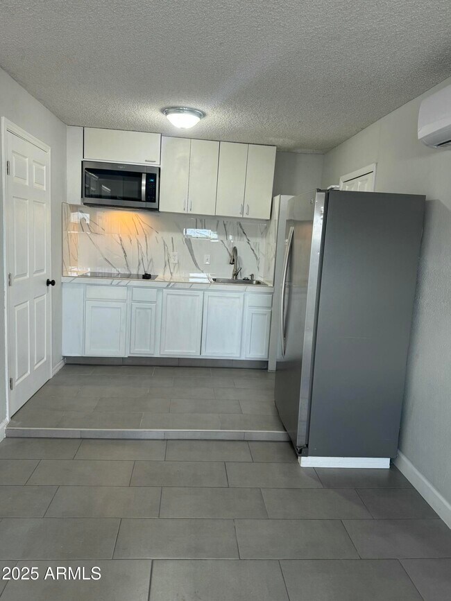 Building Photo - 13824 N 33rd Dr