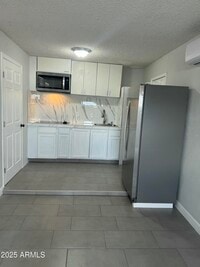 Building Photo - 13824 N 33rd Dr