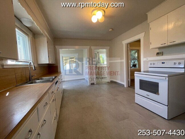 Building Photo - Fantastic Vintage Style 4 Bedroom Home in ...