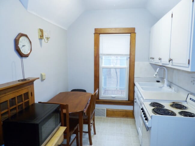 Building Photo - Pet-Friendly South Mpls 1BR | Fenced Yard | Available Immediately!