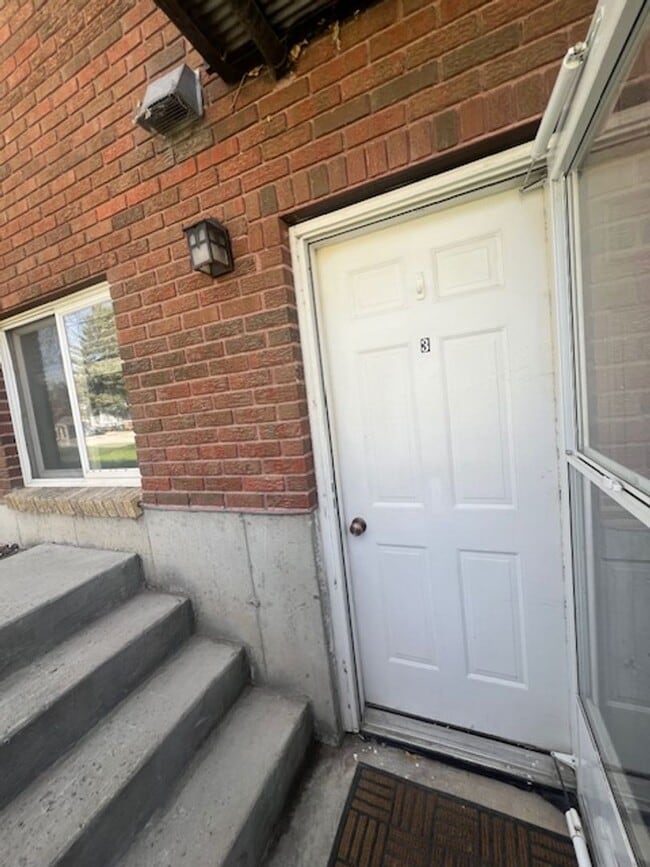 Building Photo - 2 Bedroom 1 Bathroom 4 Plex