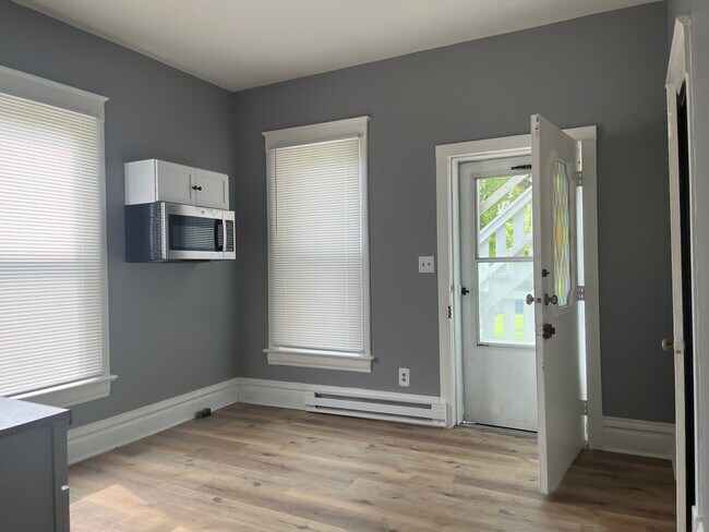 Building Photo - 400 W Allen St