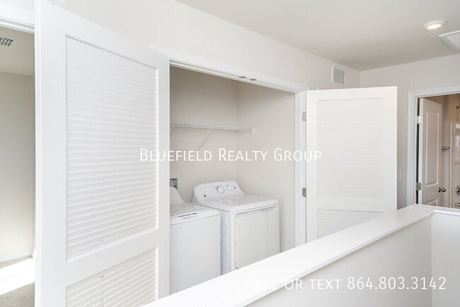 Building Photo - 886 Cranbrook Dr
