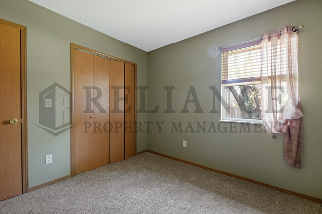 Building Photo - 5915 E Pembrook Cir