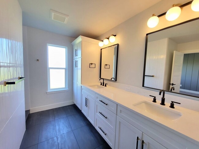 Building Photo - 4705 Corinth Dr