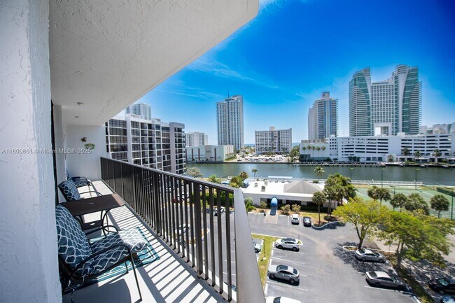 Building Photo - 600 Parkview Dr