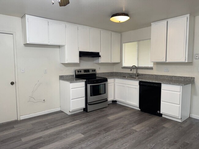 Building Photo - Three Bed, Two Bath Home In North Stockton