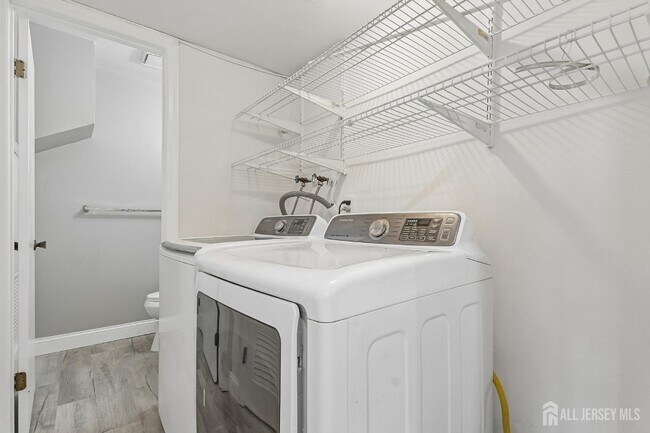 Building Photo - 1216 Thomas Ave