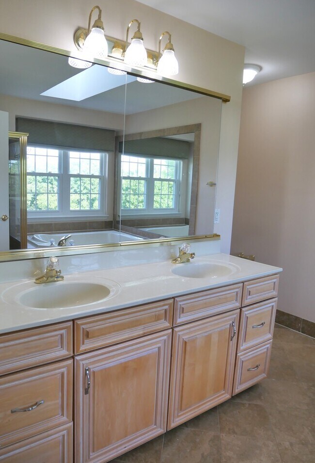 Building Photo - Gorgeous Former Model 4 Bed 2.5 Bath Townh...