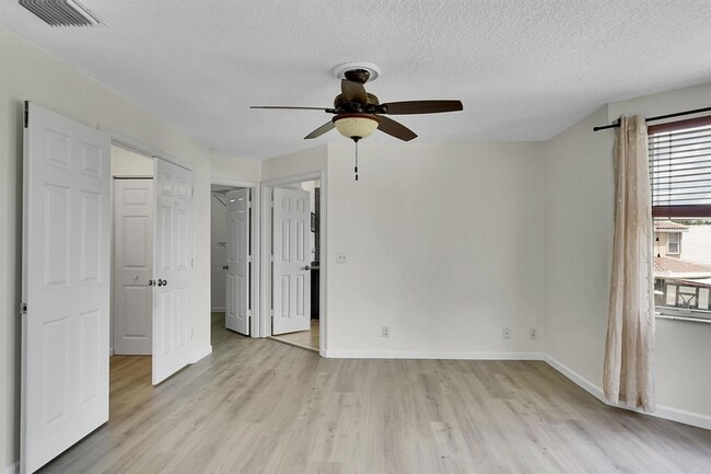 Building Photo - 3354 Greenview Terrace W