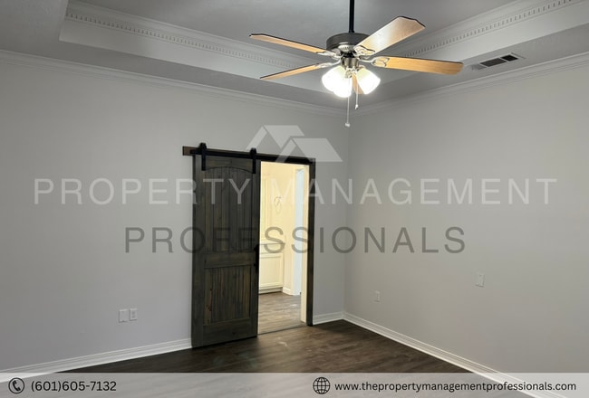 Building Photo - Renovated beauty near the country club and golf course!