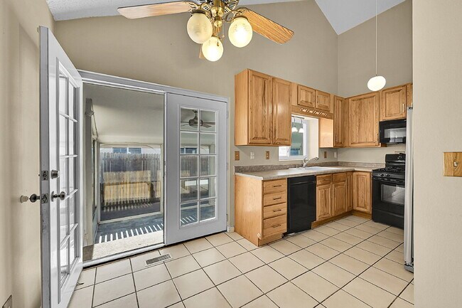 Building Photo - $1,895.00 with $300 OFF First Month's Rent, 2 Bedrooms, 1.5 Bathroom, Single Family Home in Color...