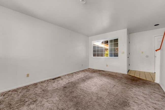 Building Photo - One car garage Townhouse