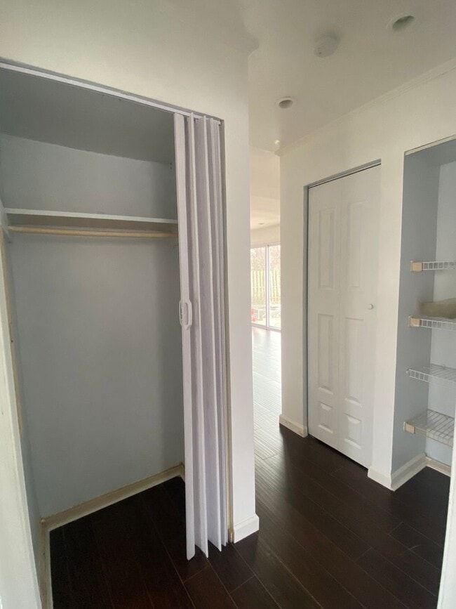 Building Photo - NEWLY RENOVATED AND INCREDIBLY COZY WESTLA...