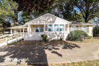 Building Photo - 1094 E Shelby Dr