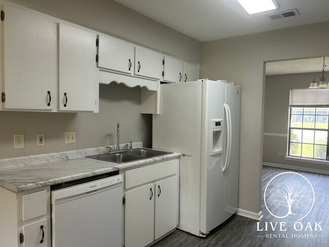 Building Photo - MOVE IN SPECIAL: $500 OFF 1ST FULL MONTH'S RENT!**