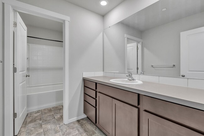 Building Photo - Spacious Puyallup Home with Room for the E...