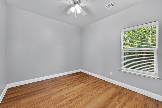 Building Photo - 992 S 6th Ave