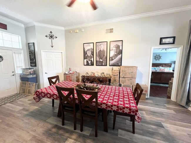 Building Photo - 264 Village Green Ave