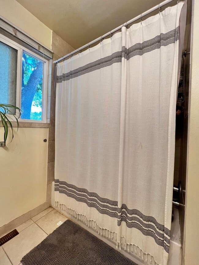 Building Photo - Spacious 5 bed, 2 bath Home in a Great Fort Collins Location!