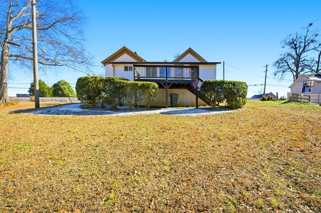 Building Photo - 209 W Shadburn Ave