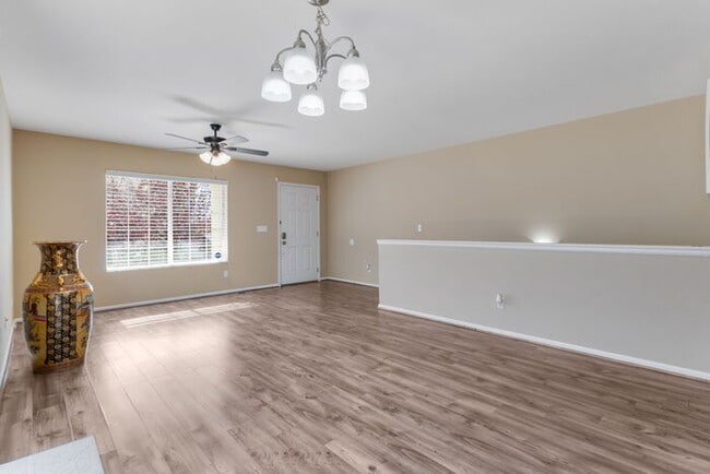 Building Photo - Light and bright 4-bedroom 3 bath beauty i...