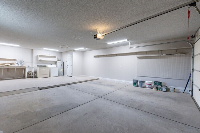 Building Photo - Modern Updated Home in Gated Community of ...