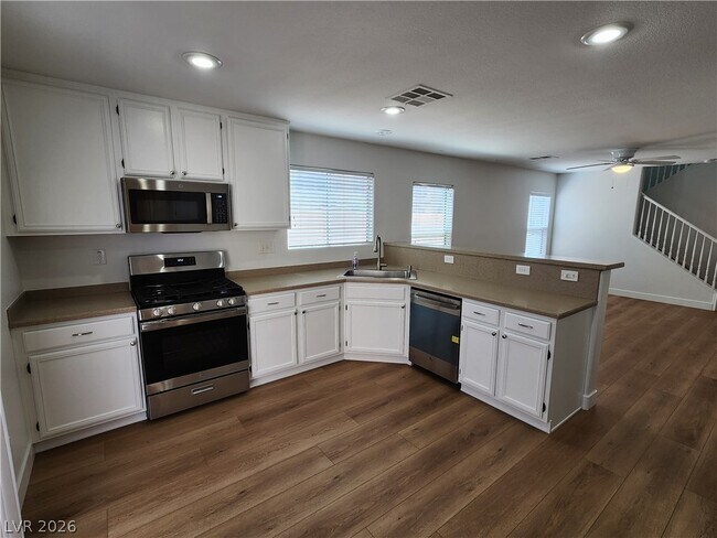 Building Photo - 138 E Cosmos Ct