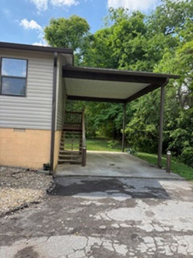 Building Photo - 2 Bedroom Condo Close to I-140 ( Pellissippi Parkway) Alcoa City services