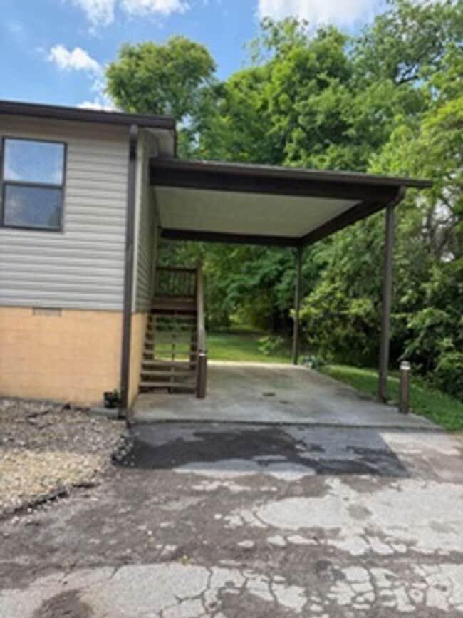 Building Photo - Maryville 37804 - 2 Bedroom Condo Close to I-140 (Pellissippi Parkway) Alcoa City services - Debr...