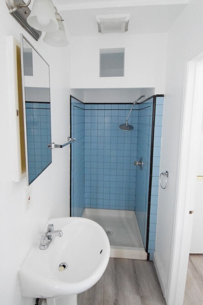 Interior Photo - STRATHMORE, 11023