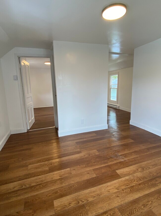 Building Photo - 105 2nd St