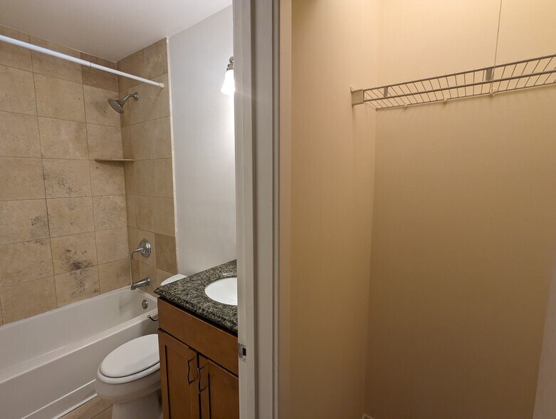 Building Photo - 618 W Wrightwood Ave