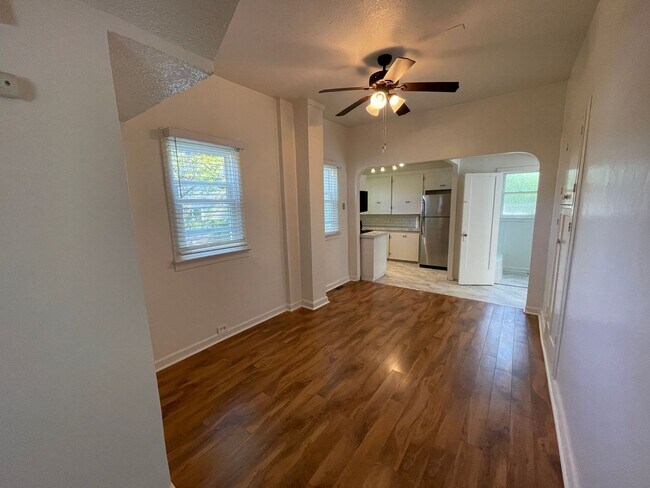 Building Photo - 4br/2ba house with fenced yard & detached garage