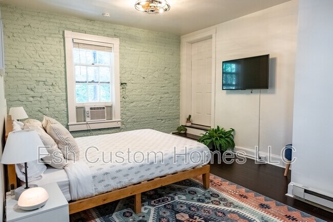 Building Photo - 419 W Orange St