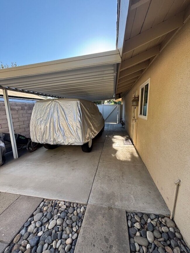 Building Photo - Beautiful 3 Bedroom / 2 Bathroom Home in S...
