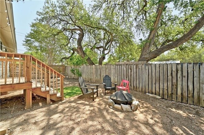 Building Photo - 209 E Live Oak St