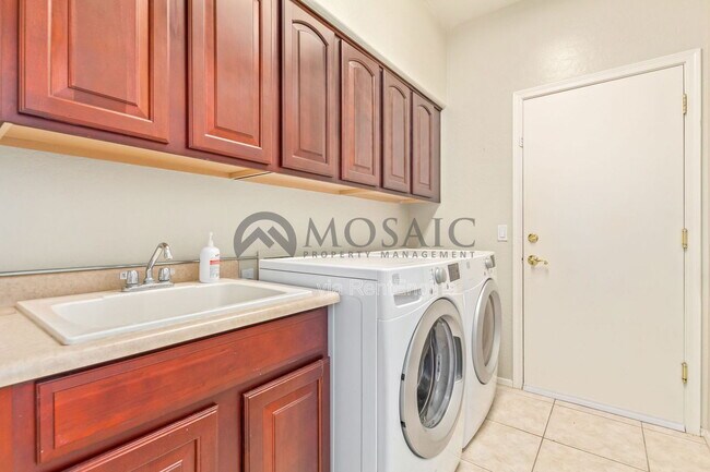 Building Photo - 883 E Powell Way