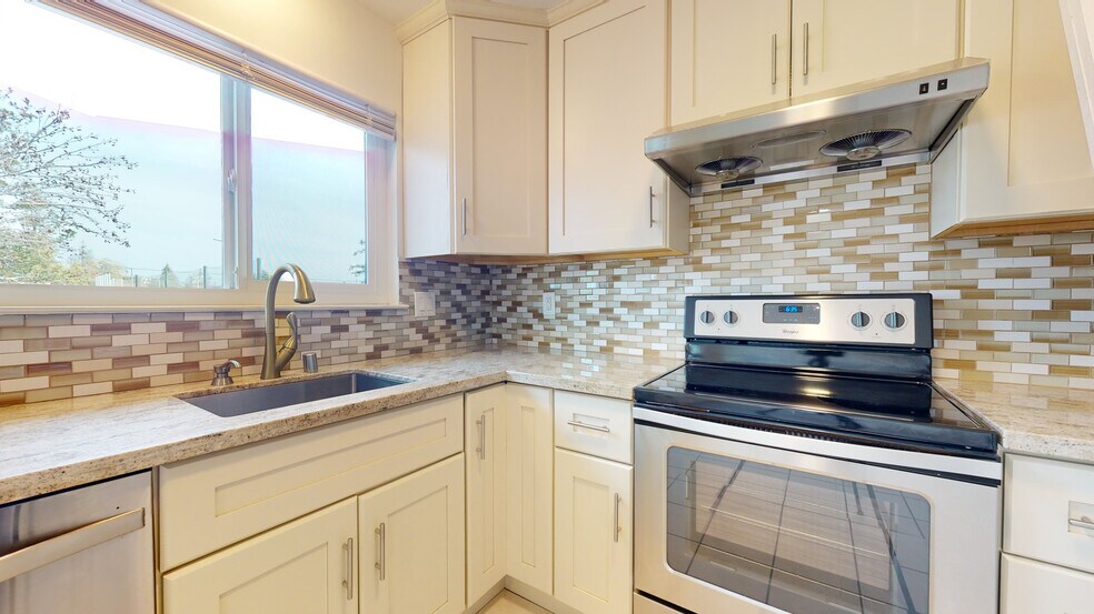 Building Photo - 242 Elwood St