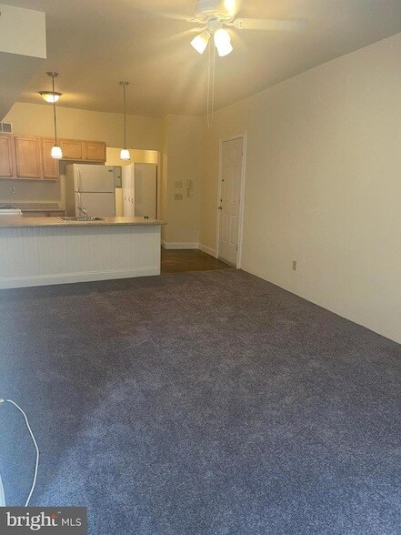 Building Photo - 609 Summit Ave