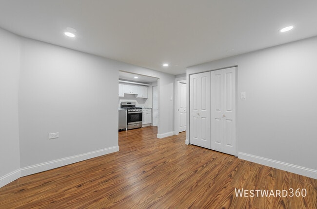 Building Photo - 666 E 50th Pl