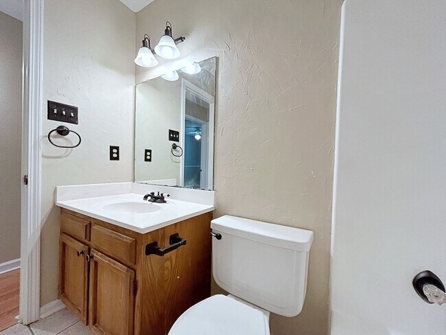 Building Photo - Prime 3 Bed, 2.5 Bath with Fireplace & Fenced Patio!