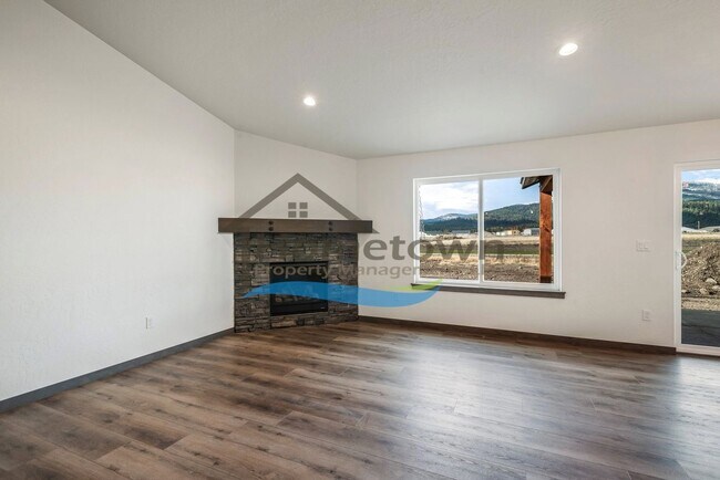 Building Photo - 3-Bedroom, 2-Bathroom Home with 3-Car Gara...