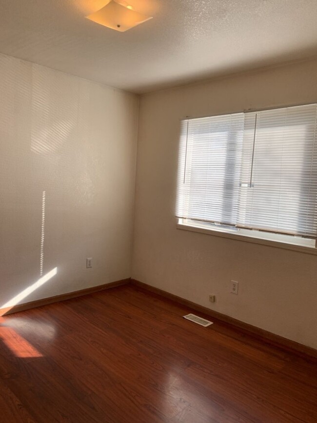 Building Photo - STUDENTS WELCOME! 4 Bed 2 Bath House 1 Blo...