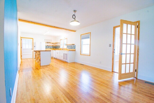 Building Photo - Available 3/27/26 - Charming Haymount 3 Bedroom 2 Bathroom Home- Pets Okay